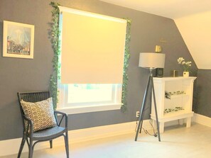 Habitación superior | Servicios del cuarto de baño | Ducha, artículos de higiene personal de diseño y secador de pelo