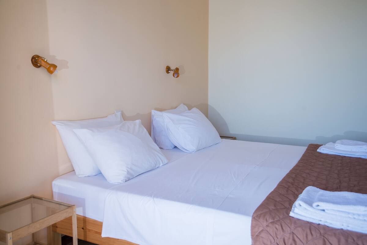 Single Room | Desk, WiFi (free), bed sheets