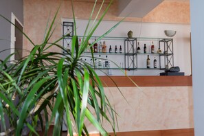 Bar (trong khuôn viên)
