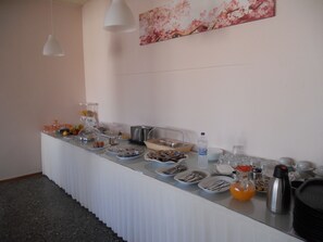 Daily buffet breakfast for a fee - Hotel Milton (East Mani)