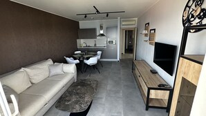 Leilighet – deluxe, 2 soverom, ikke-røyk, sjøutsikt | Eget kjøkken | Kaffetrakter/tekoker, kjøleskap, mikrobølgeovn og kokeplater