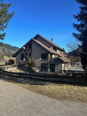 Fachada de la propiedad