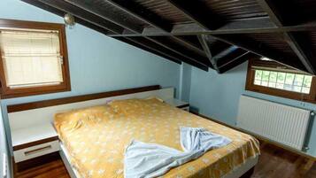 Villa, vista a la alberca | 4 habitaciones, escritorio, wifi gratis y ropa de cama