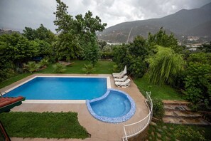 Outdoor pool, pool umbrellas, sun loungers - Villa 2504 (Mugla)
