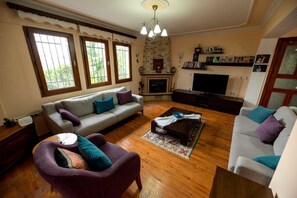 Villa, Pool View | Living area