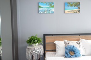 Een minibar, een bureau, verduisterende gordijnen, gratis wifi