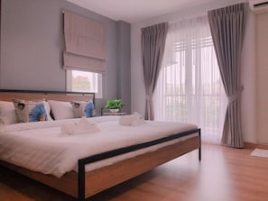 Minibar, desk, blackout curtains, free WiFi - Living at Sphere Apartment - Family room (Krabi)