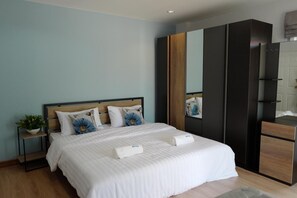 Een minibar, een bureau, verduisterende gordijnen, gratis wifi