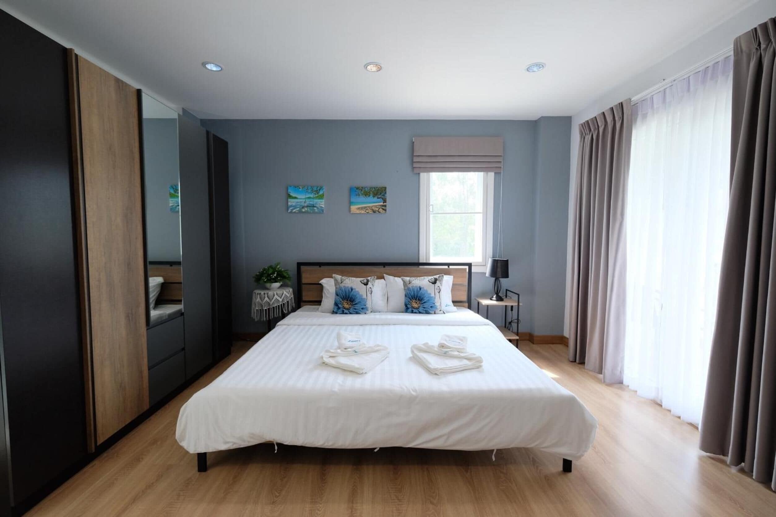 Minibar, escritorio, cortinas blackout y wifi gratis 