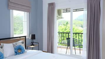 Apartment with Terrace | Minibar, meja kerja, tirai kedap cahaya, dan Wi-Fi gratis