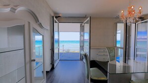 Vila luxo, 3 quartos, vista para o lago | Sala de estar | TV de tela plana