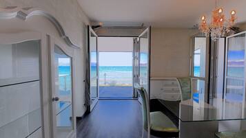 Villa Deluxe, 3 chambres, vue lac | Salle de séjour | Télévision à écran plat