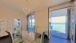 Vila luxo, 3 quartos, vista para o lago | Sala de estar | TV de tela plana