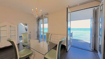 Villa Deluxe, 3 chambres, vue lac | Salle de séjour | Télévision à écran plat