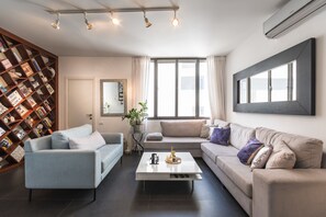 Royal Duplex, Berbilang Katil, Non Smoking, City View | Ruang tamu | TV Plasma