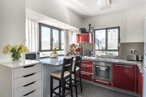 Royal Duplex, Berbilang Katil, Non Smoking, City View | Dapur peribadi | Peti sejuk, ketuhar gelombang mikro, ketuhar, dapur