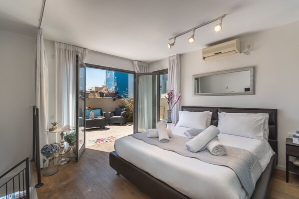 Royal Duplex, Berbilang Katil, Non Smoking, City View | 2 bilik tidur, langsir/tirai gelap terus, seterika/papan seterika