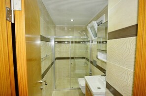 Villa | Badezimmer | Dusche, Haartrockner, Handtücher