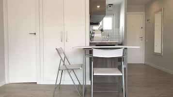 Apartament, 1 dormitori | Sala d'estar | Televisor de pantalla plana