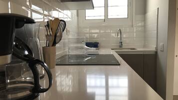 Appartement, 1 chambre | Cuisine privée | Réfrigérateur, micro-ondes, four, plaque de cuisson