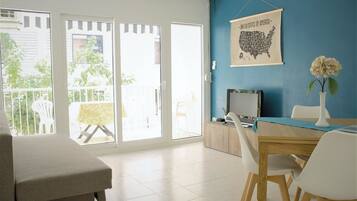 Apartamento, 2 habitaciones | Sala de estar | Una televisión de pantalla plana