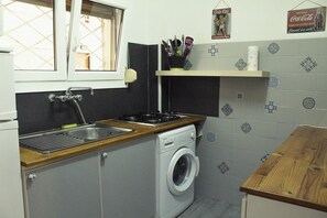 Departamento, 2 habitaciones | Cocina privada | Refrigerador con congelador, microondas y parrilla de estufa