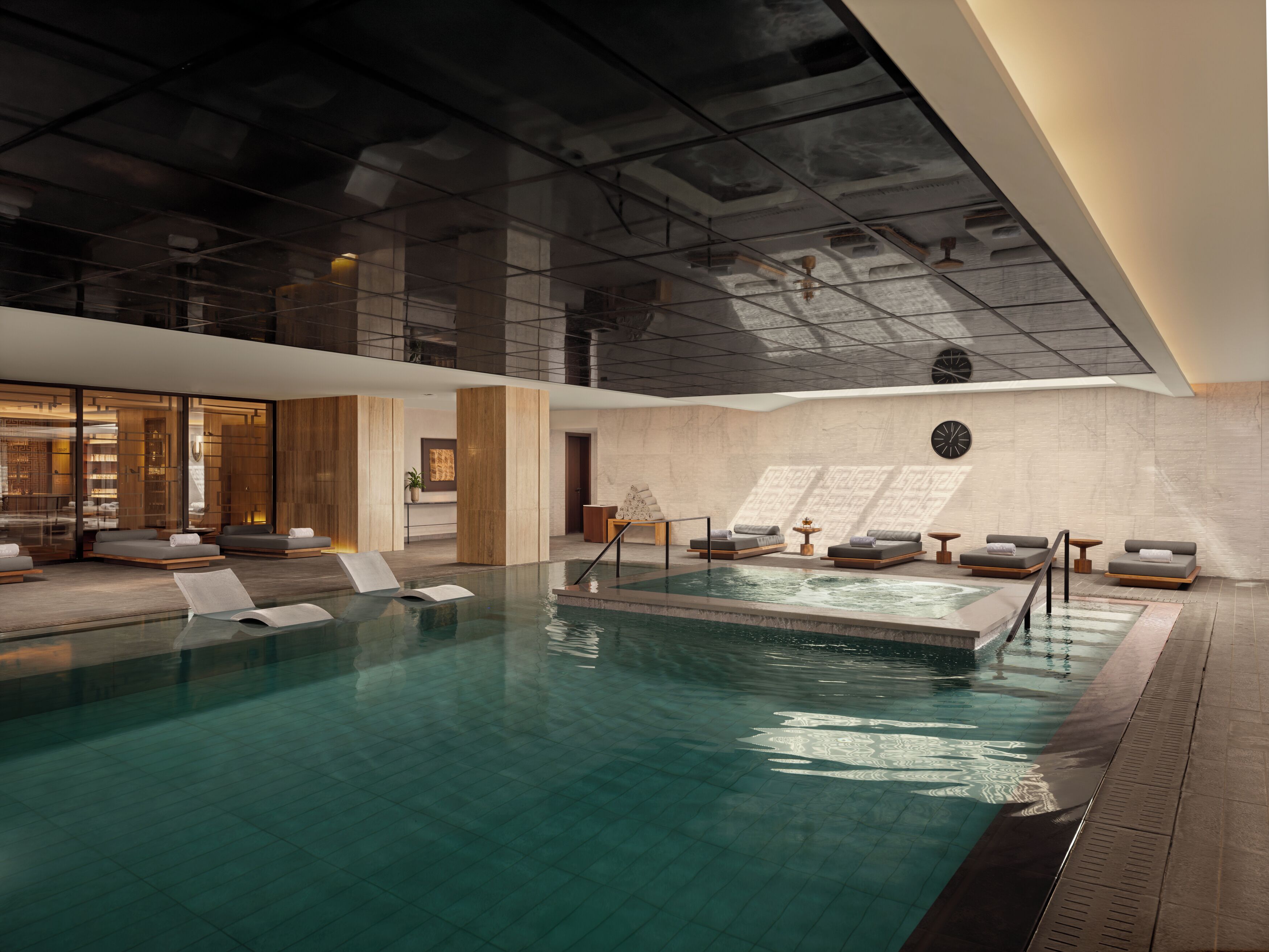 Una piscina techada, 2 piscinas al aire libre, sombrillas