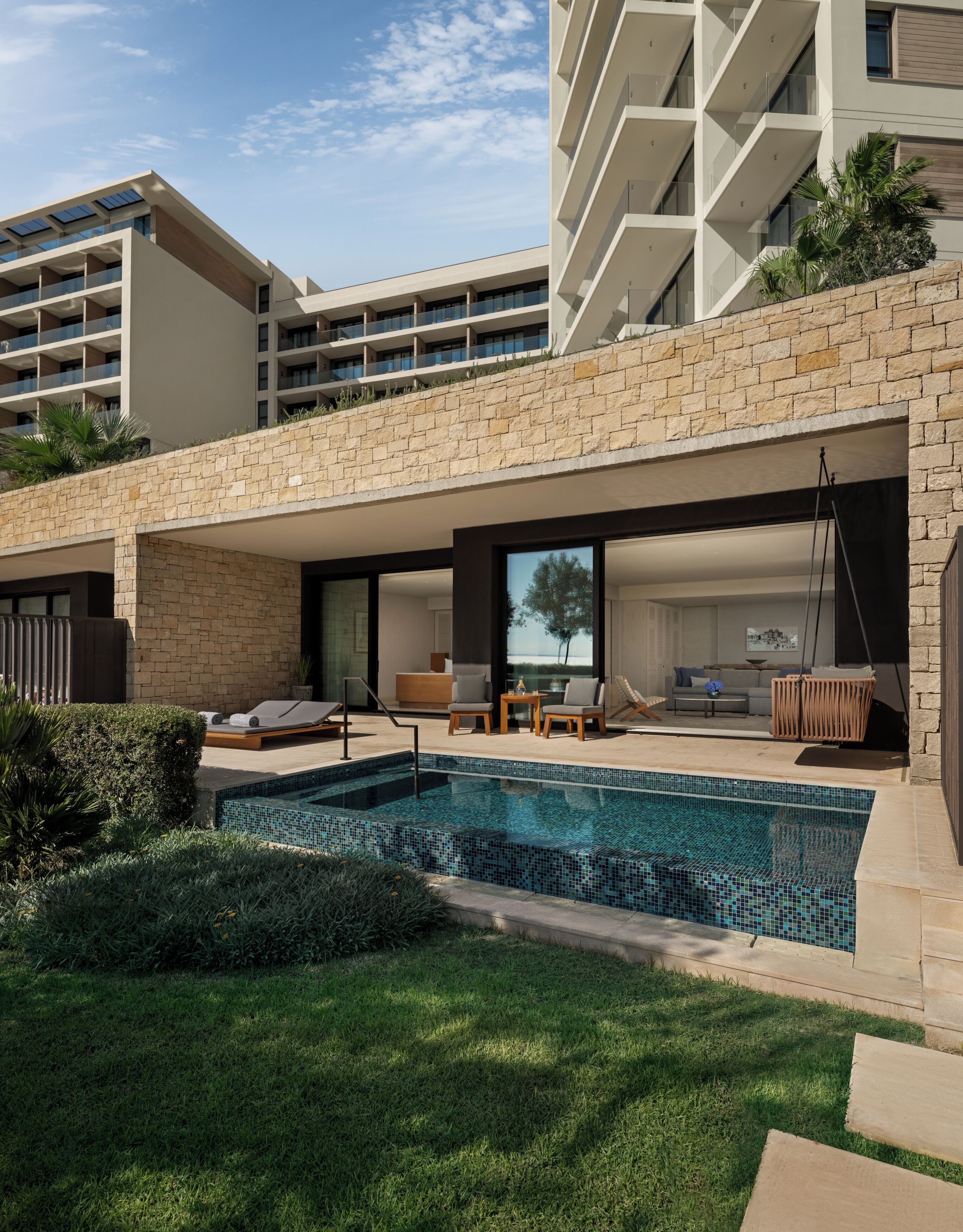 Seafront Cabana with Two Bedrooms, Living room and Private Pool | ميني بار وخزنة داخل الغرفة وستائر تعتيم وتجهيزات عازلة للصوت