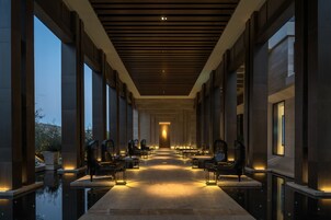 A szálláshely homlokzata – este/éjszaka