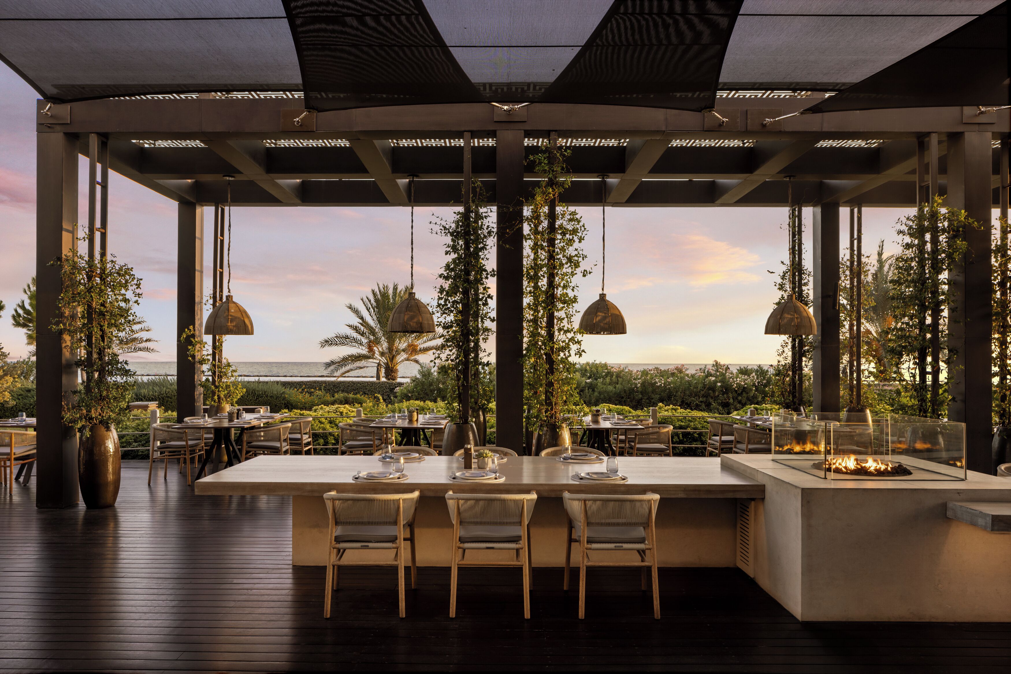 6 restaurants, lunch, dinner served; sushi