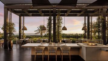6 restaurants, lunch, dinner served; sushi