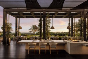 6 restaurants, lunch, dinner served; sushi 