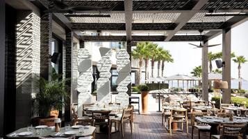 6 restaurants, lunch, dinner served; sushi