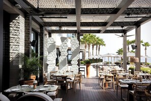 6 restaurants, lunch, dinner served; sushi