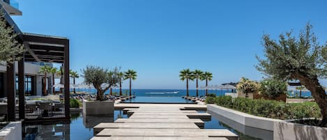 Piscine couverte, 2 piscines extérieures, parasols de plage