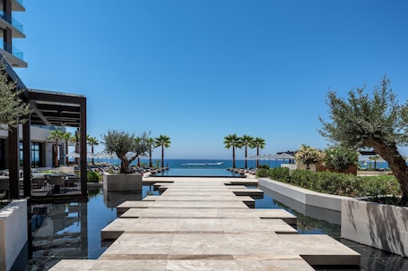 室内游泳池,2 室外游泳池,09:00 至 19:00 开放, 池畔遮阳伞, 日光浴躺椅