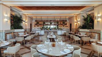 6 restaurants, lunch, dinner served; sushi