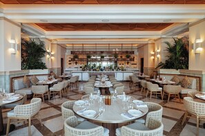 6 restaurantes; se sirve almuerzo y cena; sushi