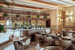 6 restaurants, lunch, dinner served; sushi