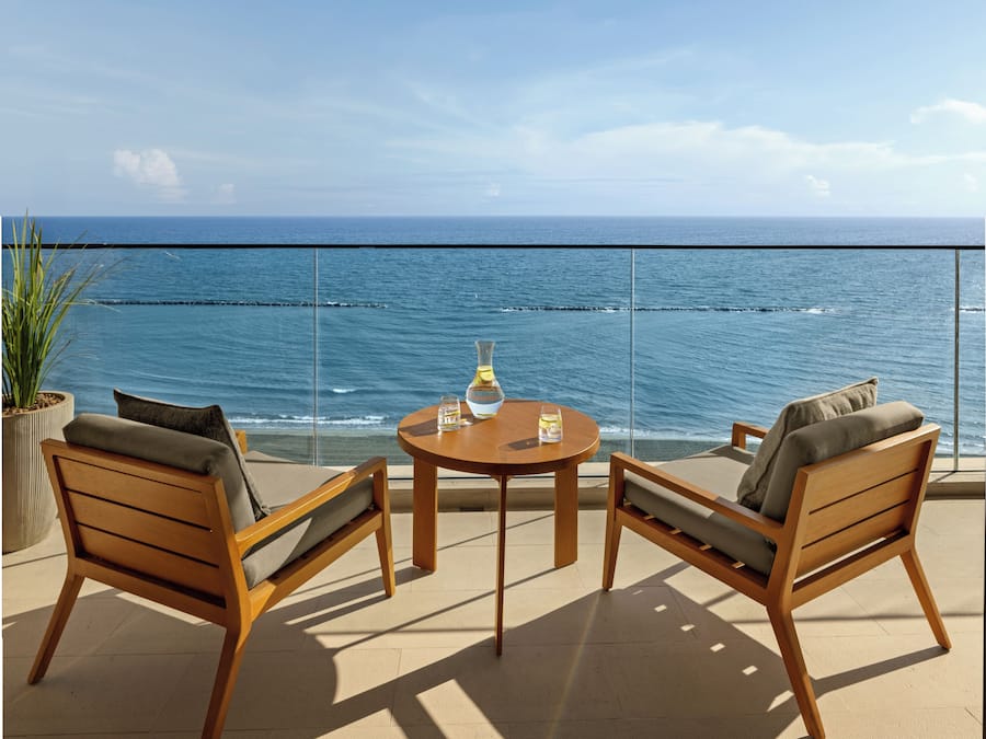 Suite Deluks, pemandangan laut | Minibar, brankas, tirai kedap cahaya, dan kedap suara