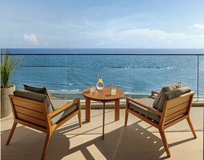 Suite Deluxe, vista mare | Minibar, una cassaforte in camera, tende oscuranti, insonorizzazione