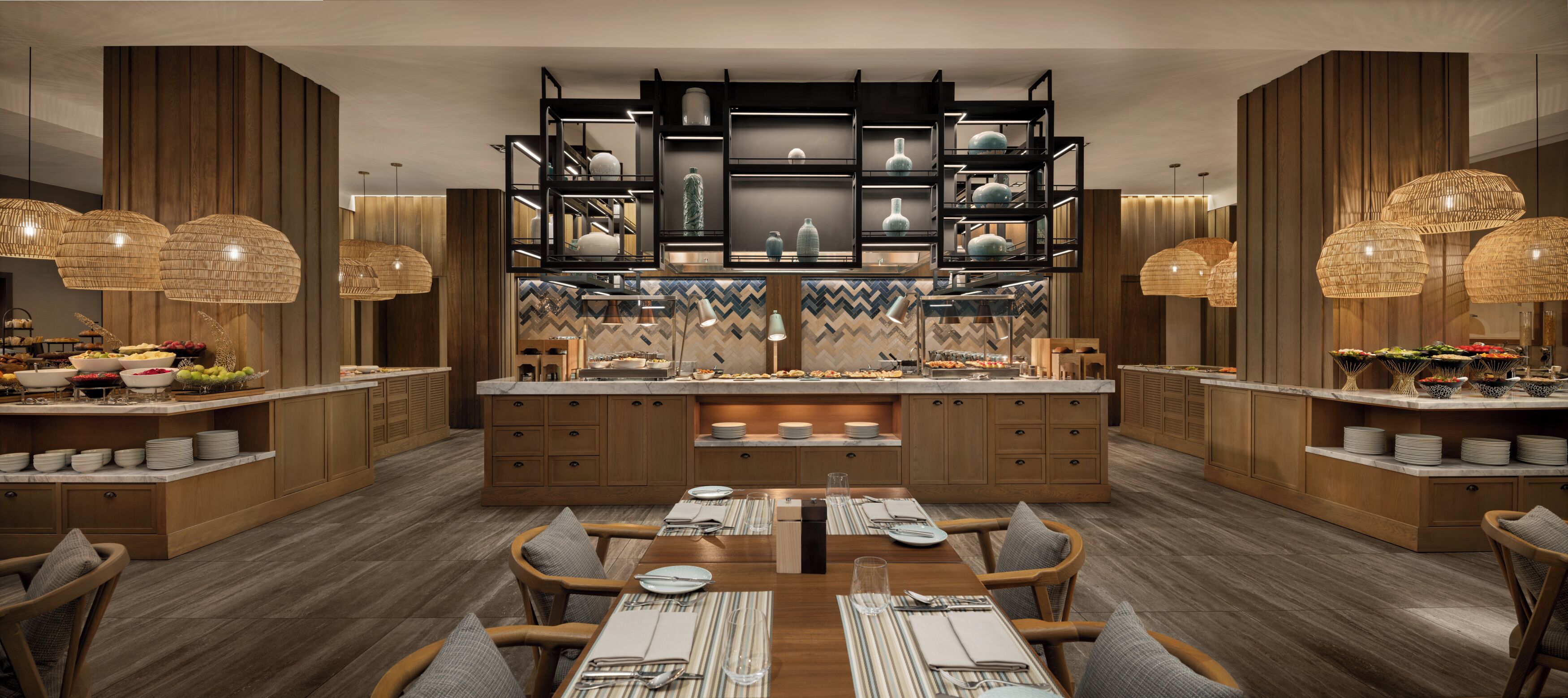 6 restaurants; lunch and dinner served
