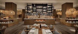 6 restaurantes; se sirve almuerzo y cena