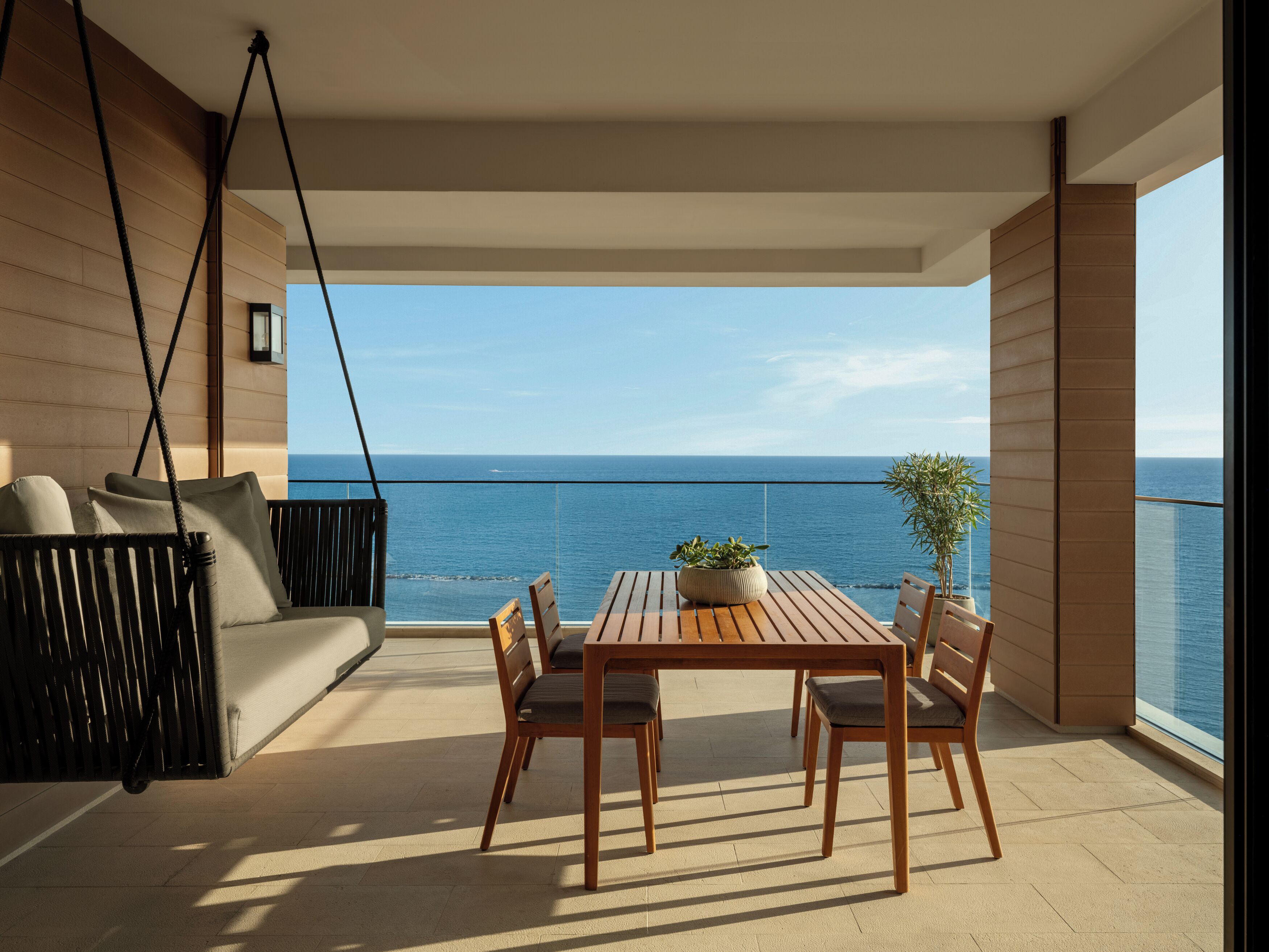 Suite – deluxe, sjøutsikt | Minibar, safe på rommet, blendingsgardiner og lydisolert