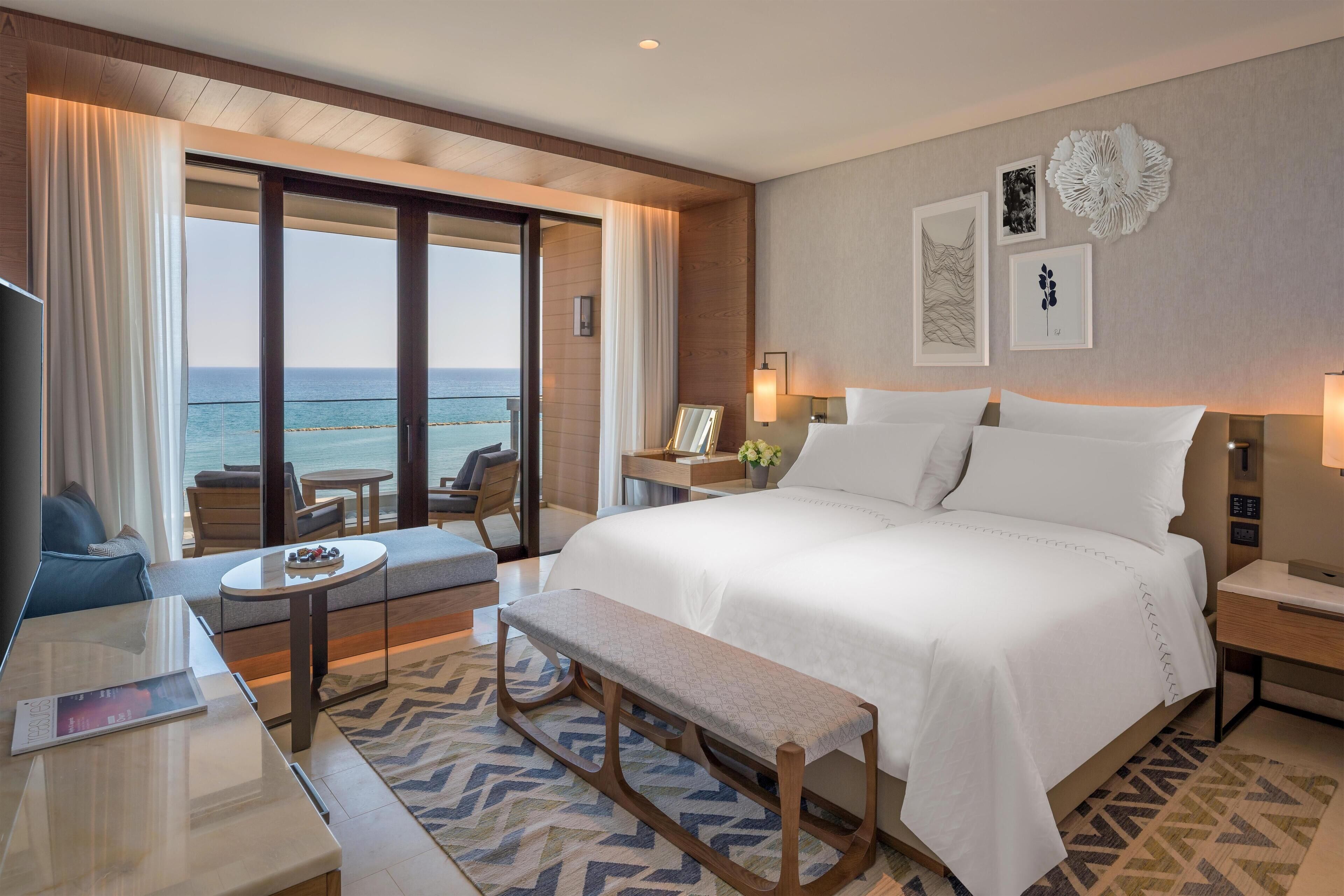 ميني بار وخزنة داخل الغرفة وستائر تعتيم وتجهيزات عازلة للصوت