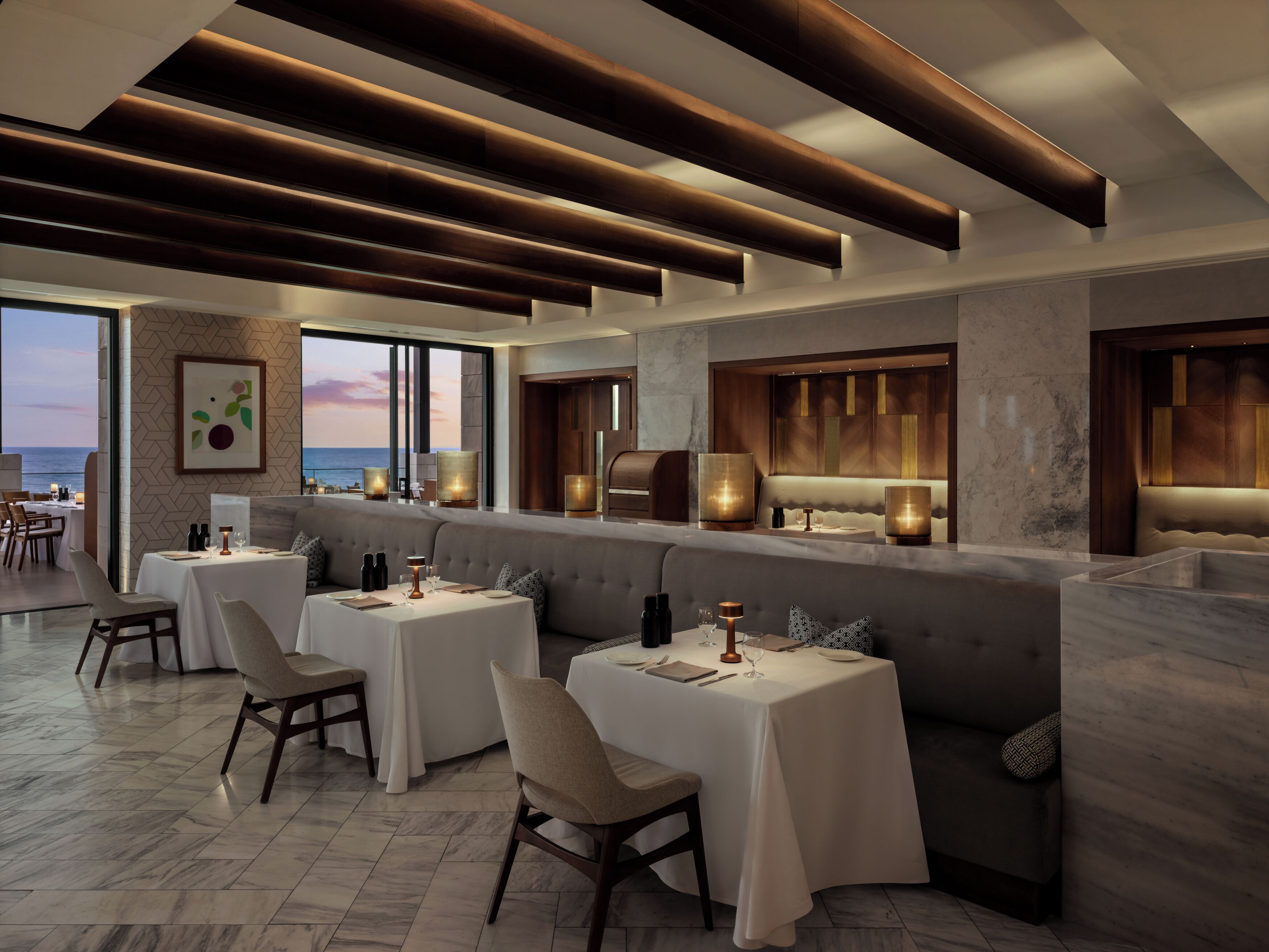 6 restaurantes; se sirve almuerzo y cena; sushi