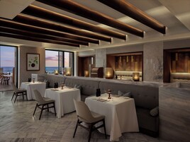 6 restaurants, lunch, dinner served; sushi 