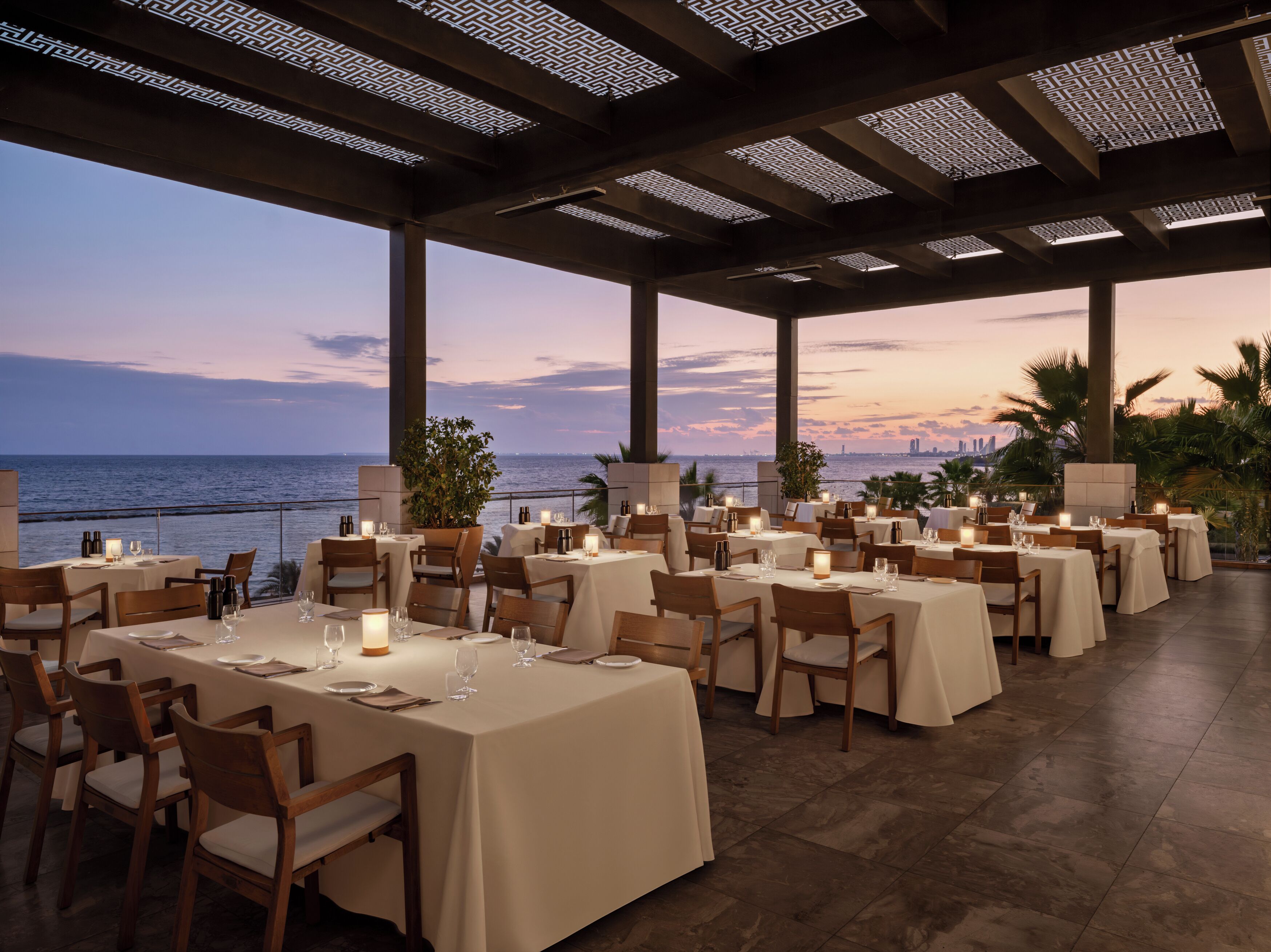 6 restaurants; lunch and dinner served