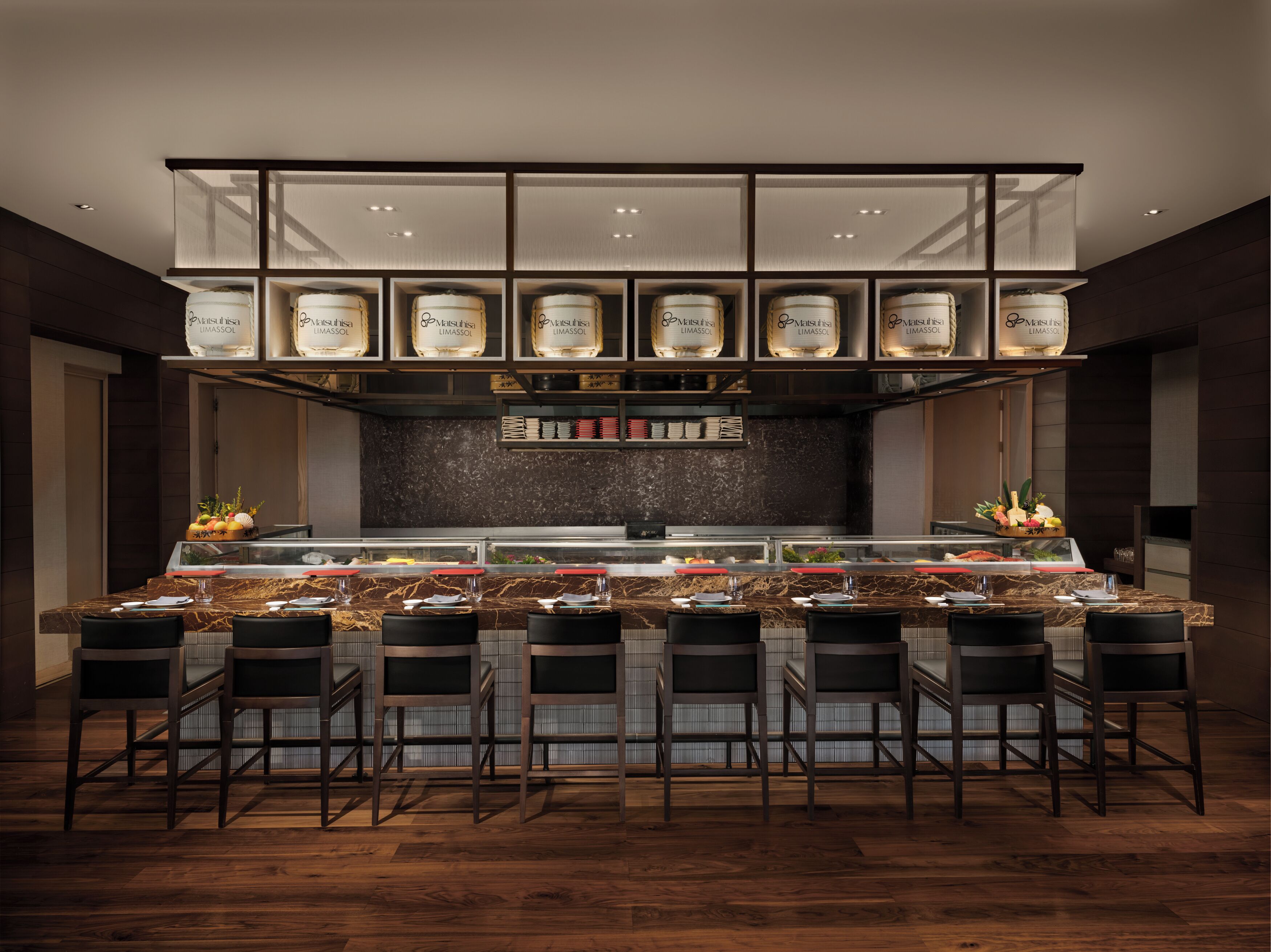 6 restaurants, lunch, dinner served; sushi 