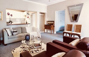 Apartemen Comfort | Ruang keluarga | TV layar datar